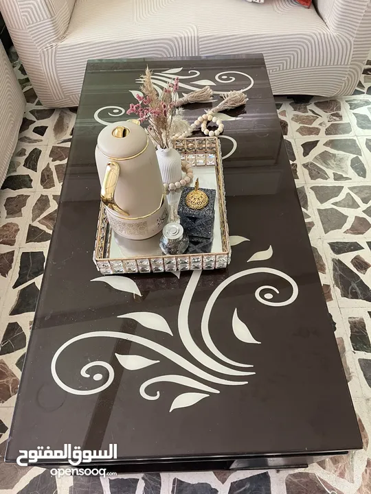 طاولة وسط مع 2جنابيات