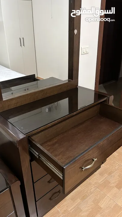 تسريحة وكومادينا غرف نوم للبيع بسعر مغري و قابل للتفاوض لاتفوتها
