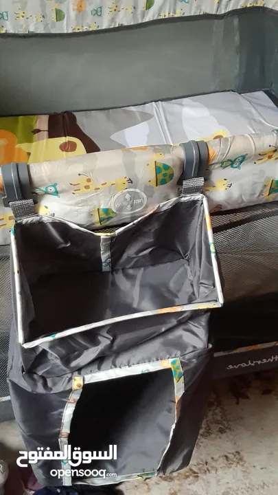 سرير اطفال مستعمل  بسيط شامل قطع. غيار  ومستويين ارتفاع لون رمادي
