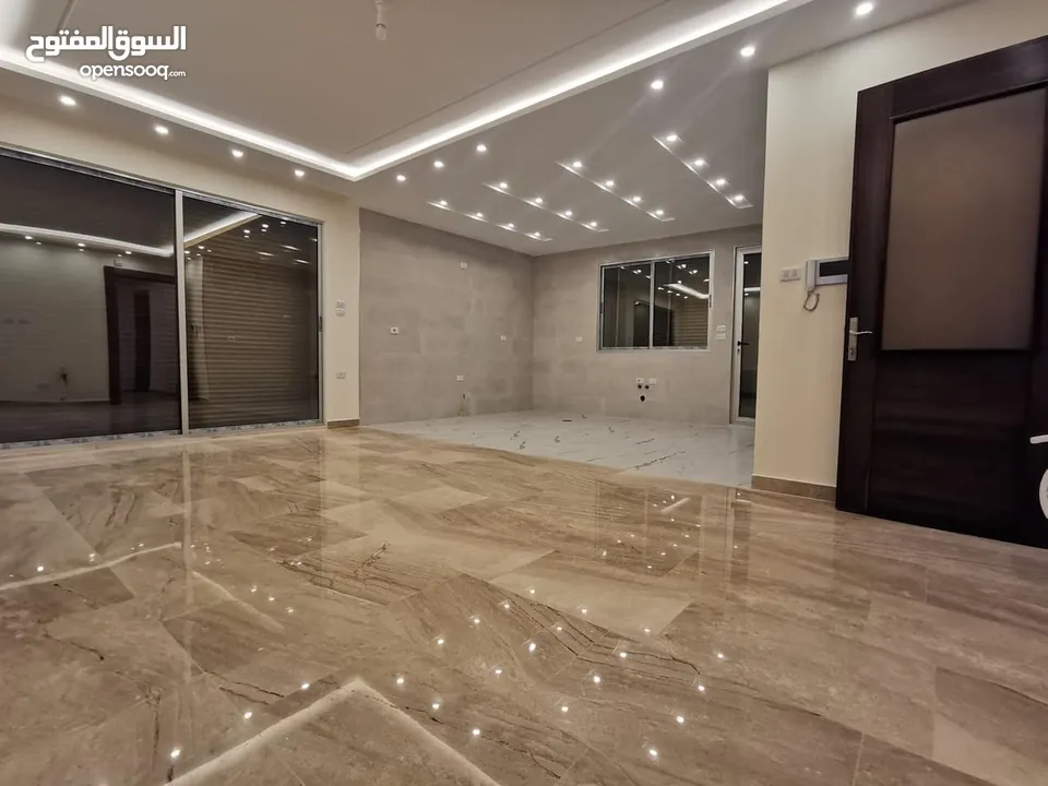 شقة ارضيه 210 م وحديقه وكراج 300 م في اجمل مناطق قرية النخيل