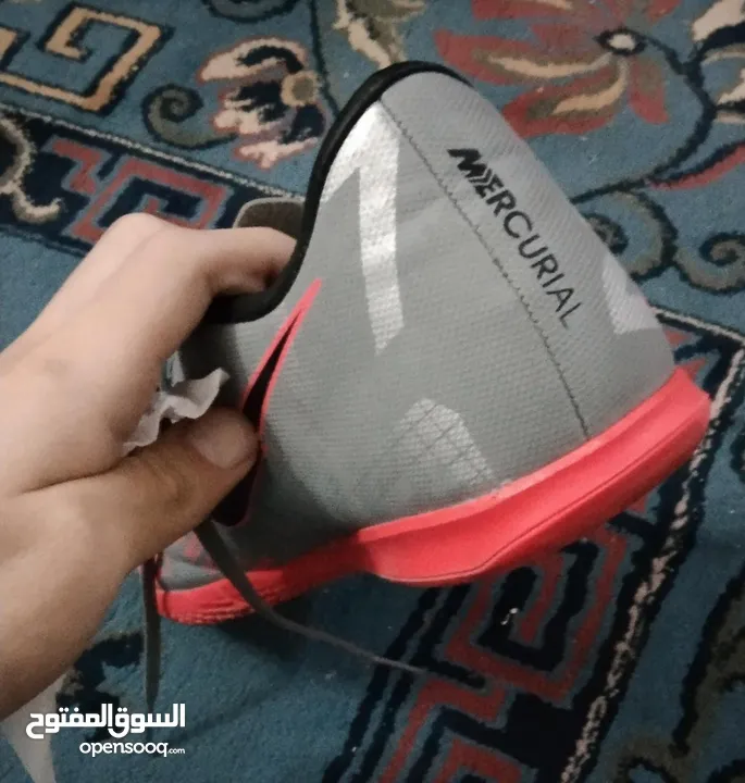 بوت كرة قدم نايكي مقاس 40 شبه جديد للبيع