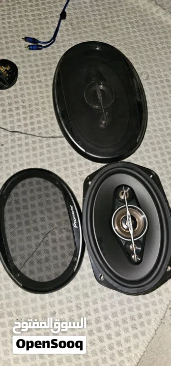 سماعات pioneer مضخم صوت أمبليفاير جي ام sony . طقم صوت سيارة متكامل وجاهز للتركيب