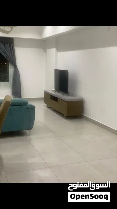 شقة فاخرة مؤثثة كامل ببرج بالجفير  تعطي اقامة دائمة للاجانب  بها كافة الامكانيات