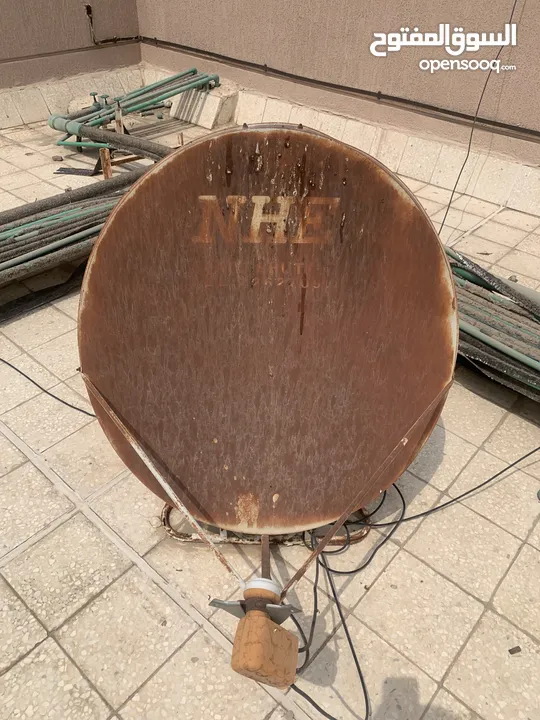 صحن رسفير شغالين ثنينهم الاول معاه جميع مستلزمات و الثاني بس هو شغال