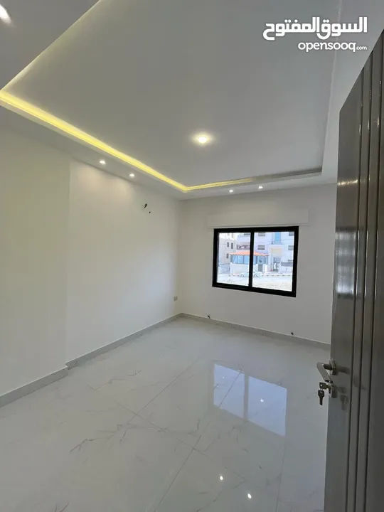 شبه ارضي 130 متر مع ترس 90 متر خلف جامعة البتراء في البنيات طريق المطار