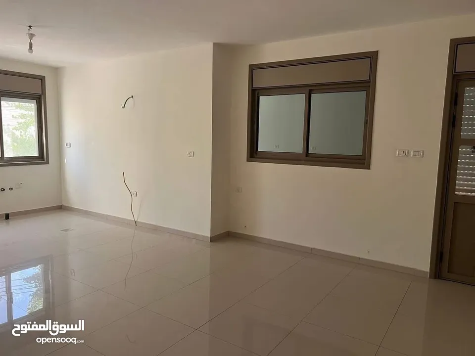 شقه للبيع في عين منجد طابق ارضي مع حديقه مع مدخل خاص