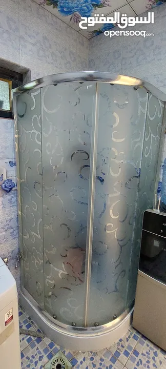 كابينة شاور حمام مستخدم نظيف  