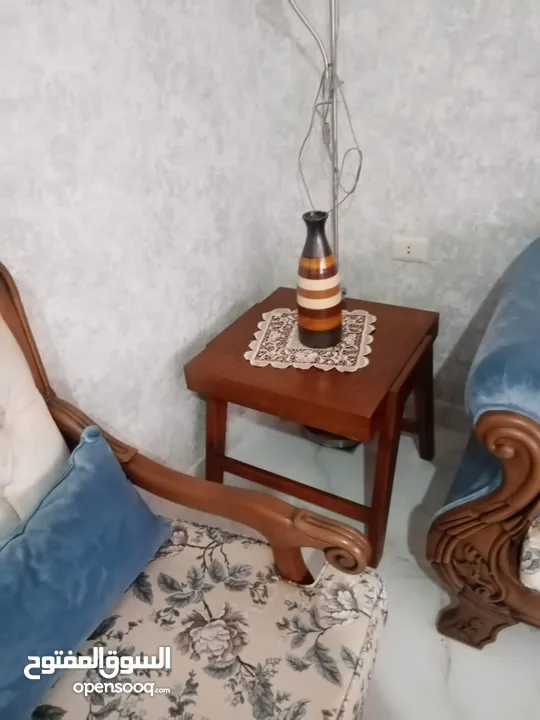طقم كنب زان 7 مقاعد مع طاولة وسط و طاولتين جانبيات شبه جديد