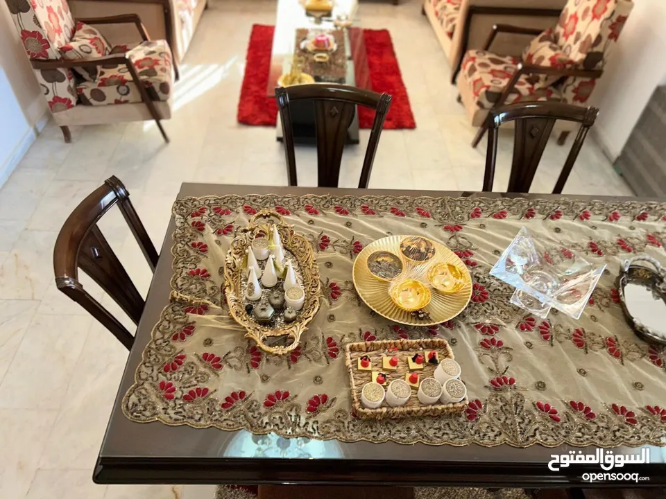 غرفة نوم وسفرة وضيوف