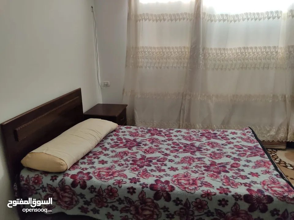 شقة مفروشة للأجار في حي البساتين بالقرب من شارع المدارس وصالات الأمير ، موقع مميز ومنطقة هادئة
