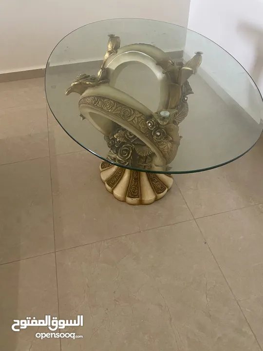 كنب زاوية بحالة جيدة جدا مستعمل وطاولة وسط عدد2 خشب زان وطاولة وسط كلاسيكية