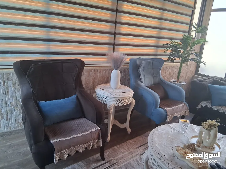 طقم كنبايات مميز مع طاولات فاخرة باللون البيج