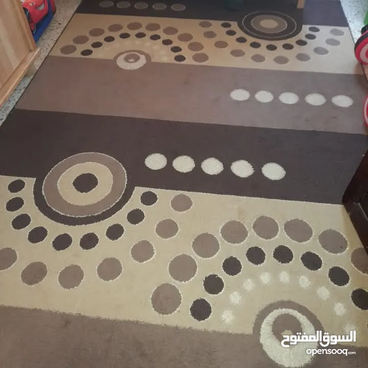 سجادة وموكيت لون بني وبيج بحالة نظيف جدا