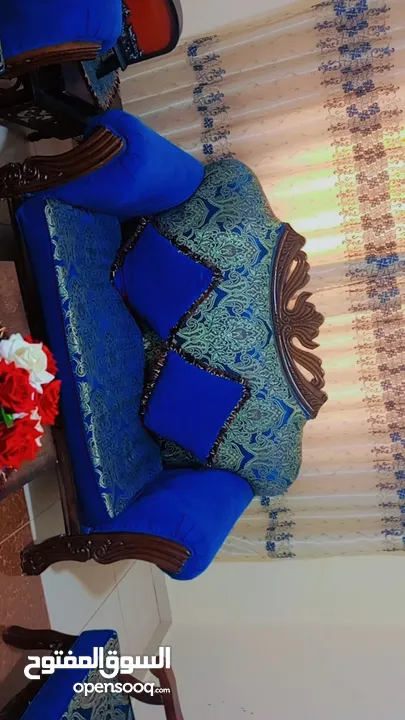طقم كنب شبه جديد مع 3 طاولات