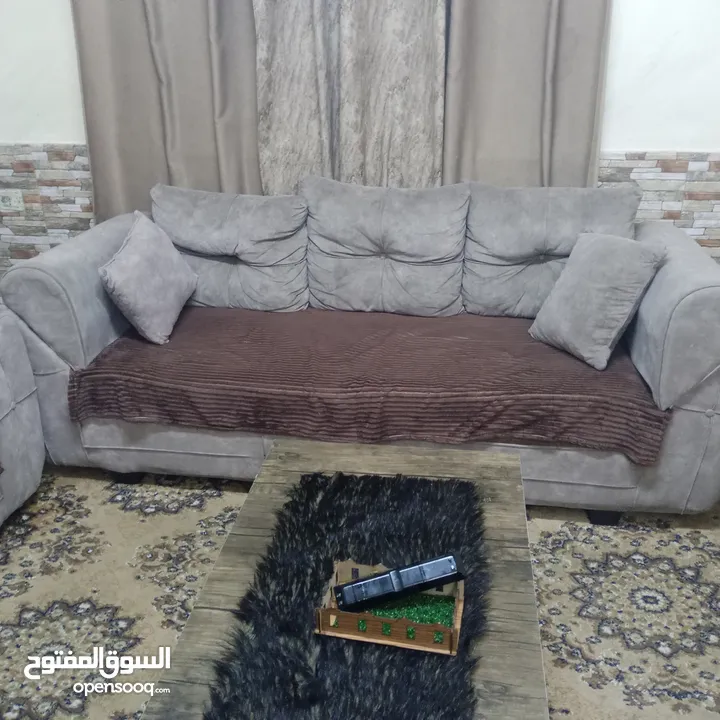 طقم كنب للبيع بحاله حيده 8مقاعد  ظهر متحرك