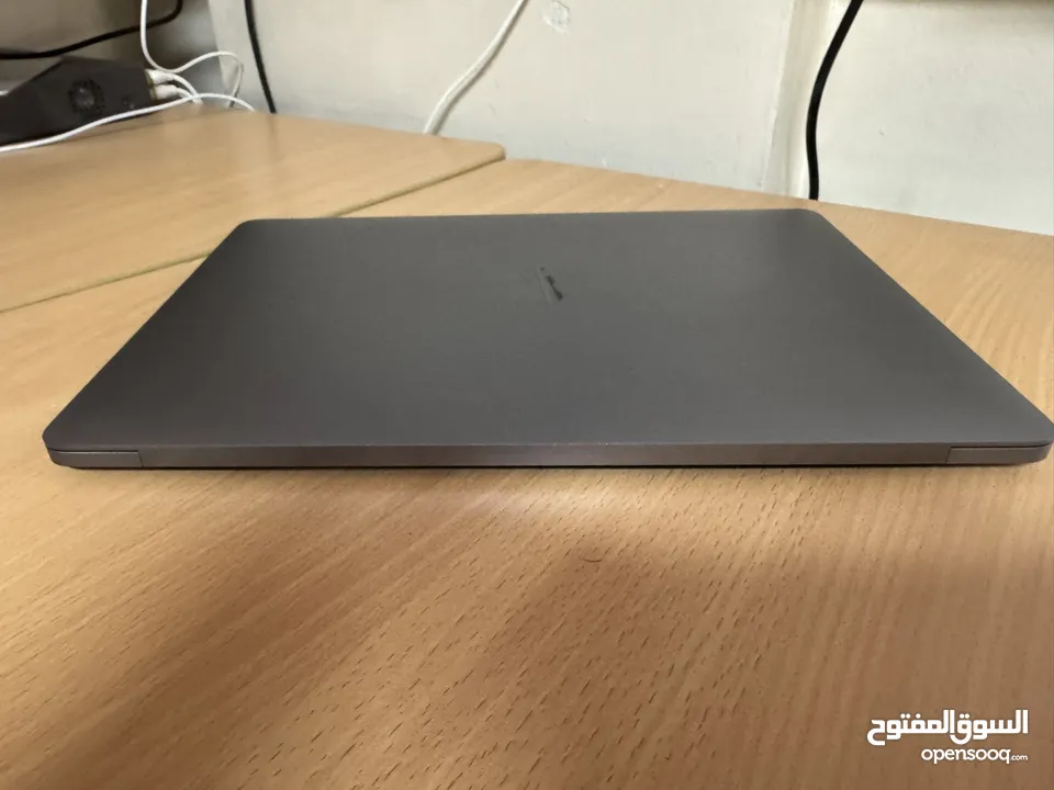 لابتوب  ابل نظيف غير مخدش موديل 2019	•	الرام: 8GB DDR4 – مناسب لتعدد المهام والاستخدام اليومي