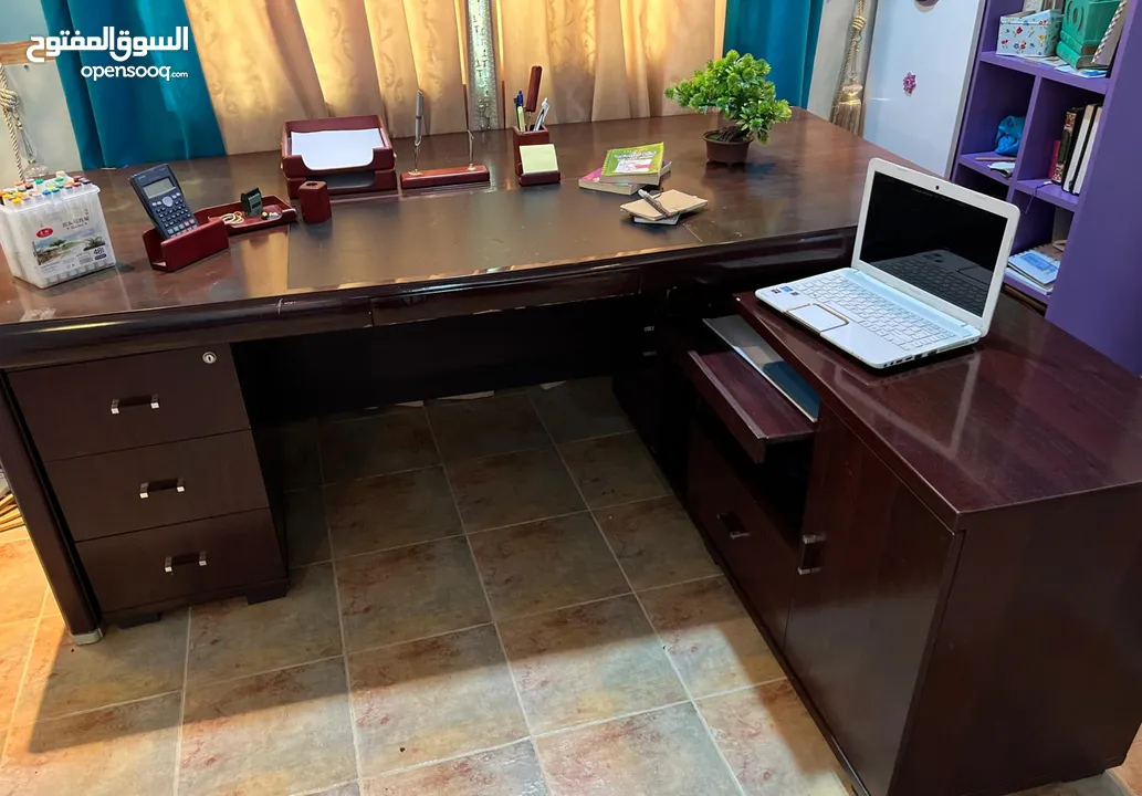طاولة مكتب