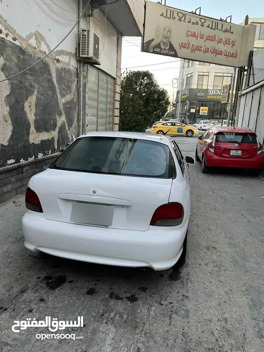 اكسنت 97 لون ابيض فيها ضربه بالجناح