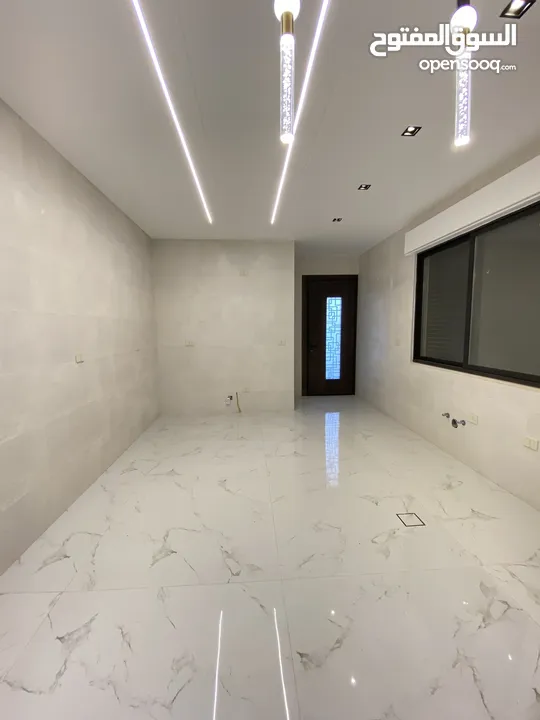 بسعر مميز جداا  شقة ارضية 215 م وتراس 50 م على طريق المطار حي الصحابه بسعر مغري جدا