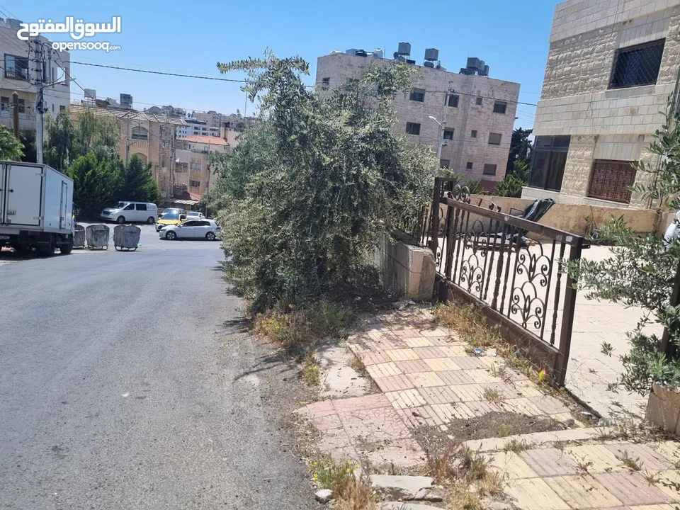 عمارة مكون من طابقين  العمارة على شارعين يوجد فيها مخازن للايجار وسوبر ماركت موقع مميز