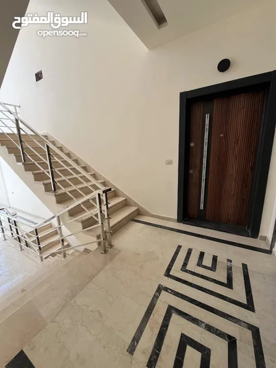 شقة فاخره 210 متر في حي الجامعة الاردنية بتشطيبات ومواصفات فخمه