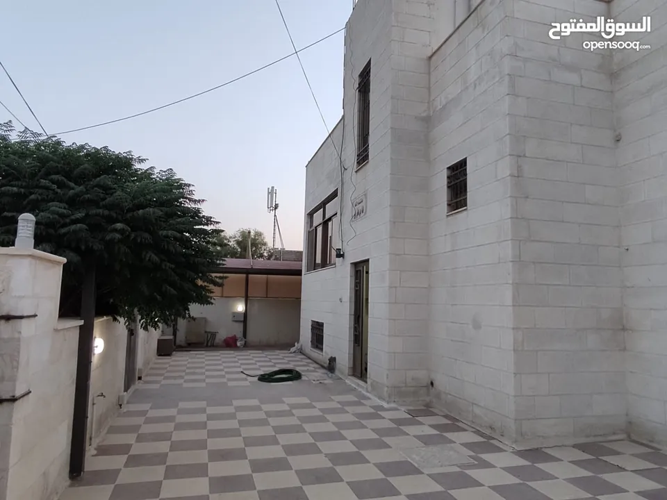 منزل مستقل ومطل للبيع واجهات حجر ومنطقة هادئة جداً وقريب من جميع الخدمات