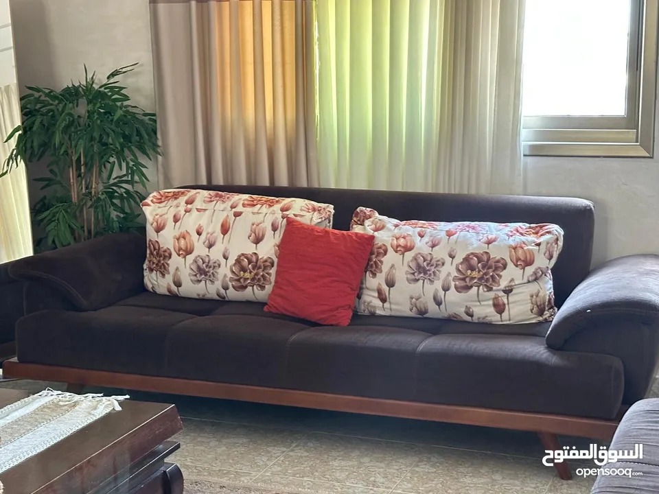 طقم كنب تركي بحاله ممتازه طاولة سفره + 8 كراسي بتفتح الى 220سم بوفيه زان طاولو وسط زان مزنون زان