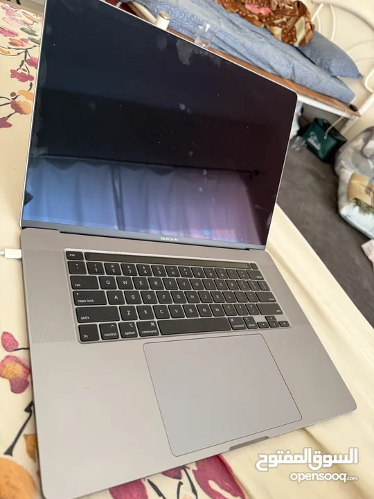 Apple MacBook i19