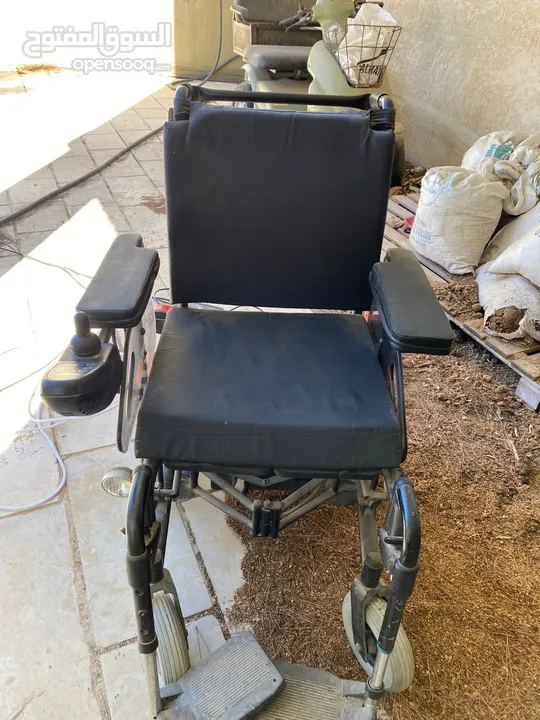 كرسي متحرك كهربائي مستعمل بحالة ممتازة زي الحديد غير مستهلك كل اشي فيه شغال