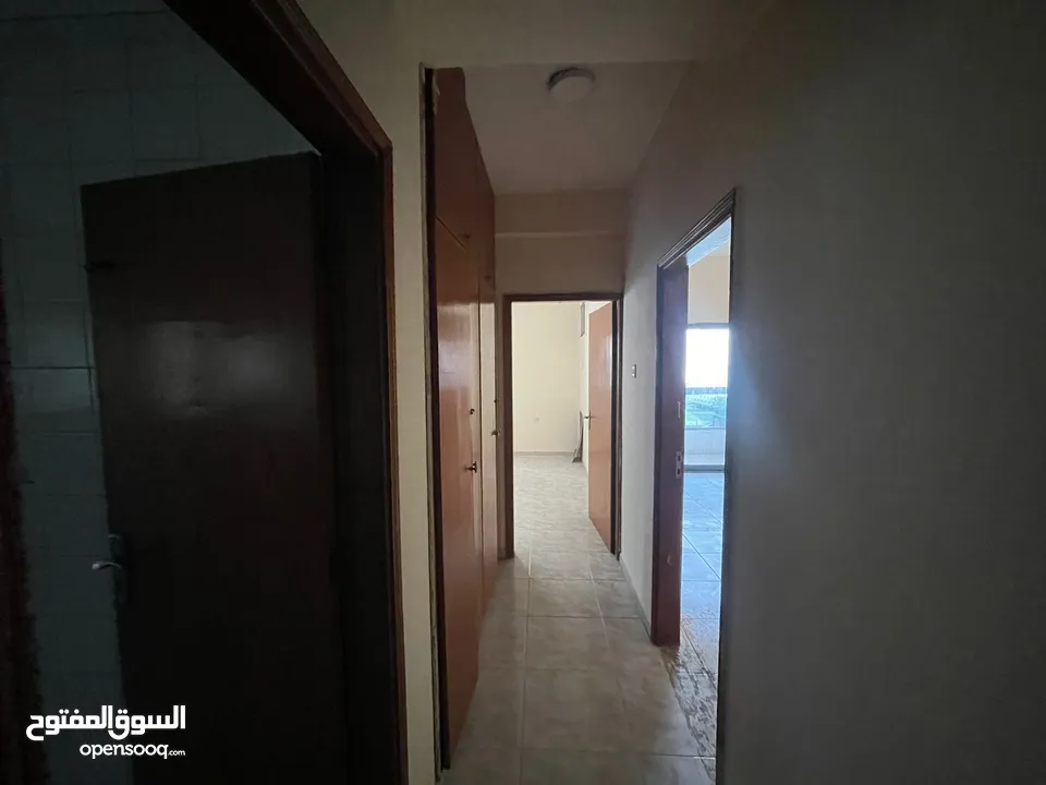 ( محمود سعد )  للايجار السنوي في الشارقة شقة غرفتين وصالة مع بلكونة اطلالة بحرية مع خزائن في الحائط