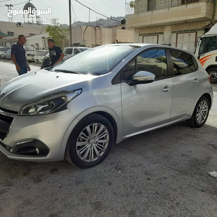 بيع سيارة بيجو 208 2019