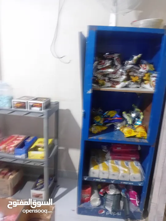 اثاث بقاله واجهه المنيوم وباب حديد سحاب