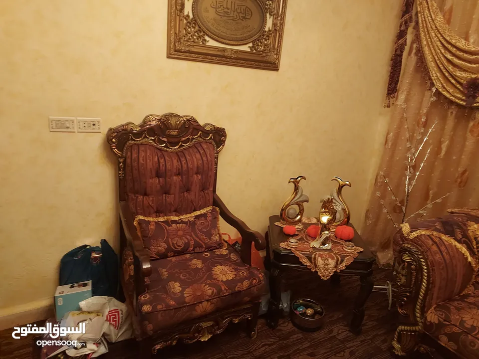 طقم كنب بحاله جيدا جدا  مع الطاولات