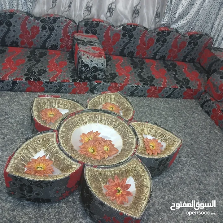 غرفه قعده مع طاولتها شبه جديد  مباع خلص