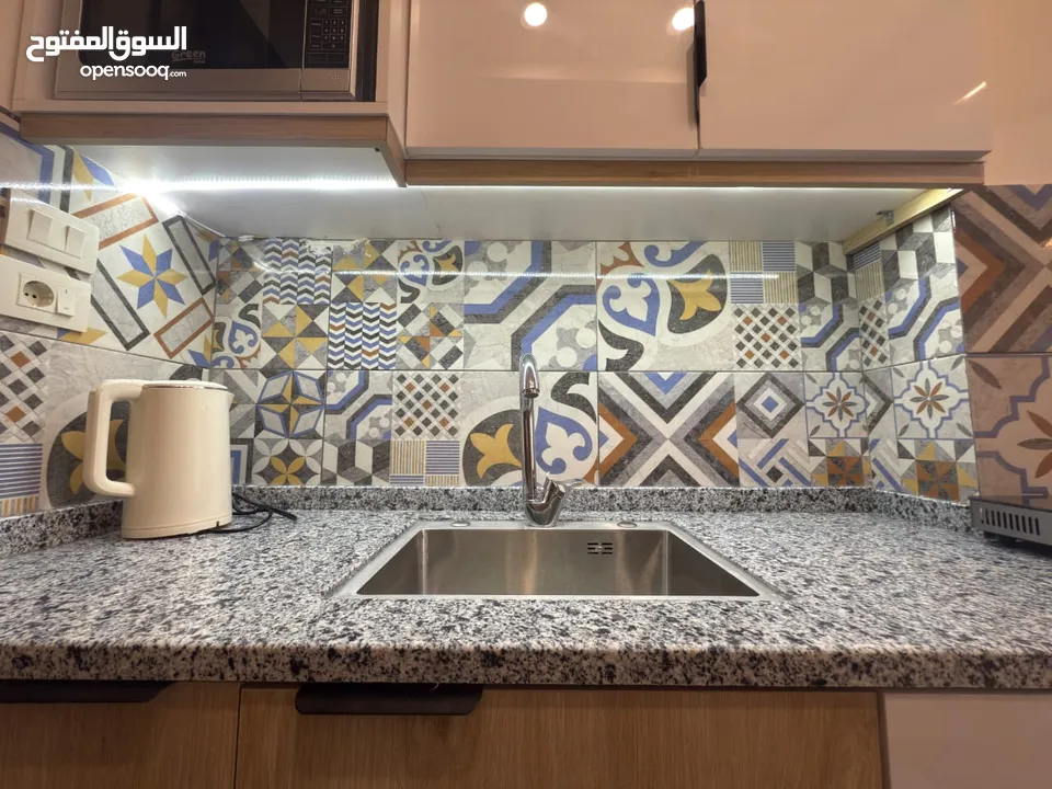 26 استديو للبيع عند الجامعة الاردنية تشطيب جديد حمام و مطبخ لكل استديو عائد استثماري مميز جدا و مميز