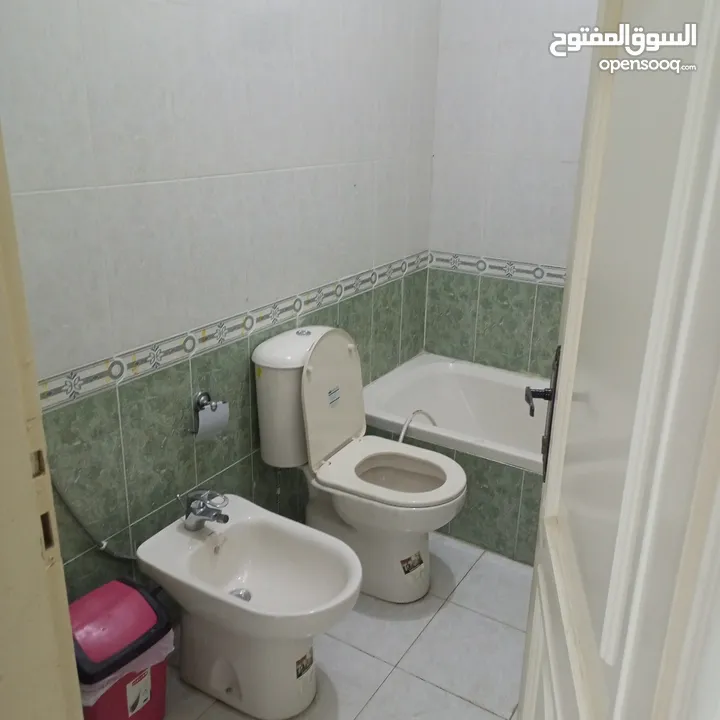 شقة مفروشة أرضية للايجار في ضاحية الرشيد 4 مكيفات بكل غرفة مكيف وبئر ماء خاص للشقة