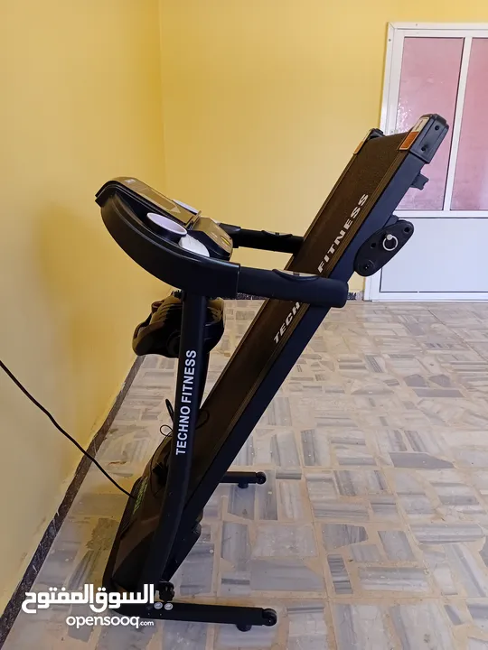جهاز مشي كهربائي منزلي من نوع TECHNO FITNESS بحالة شبه جديدة-متعدد الوضائف مع شاشة رقمية وجهاز تدليك