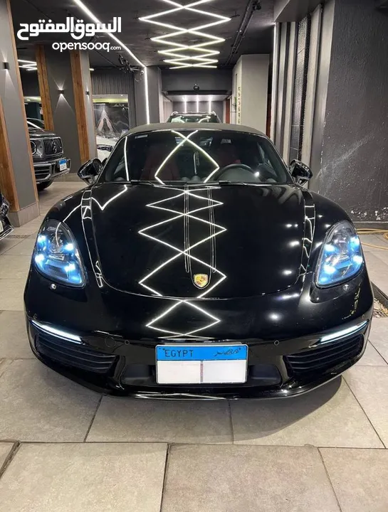 Porsche  718 Boxster Roadster  2000cc  300HP وكيل موديل 2024 عداد 8500 اسود فرش احمر  سقف اسود رخصة