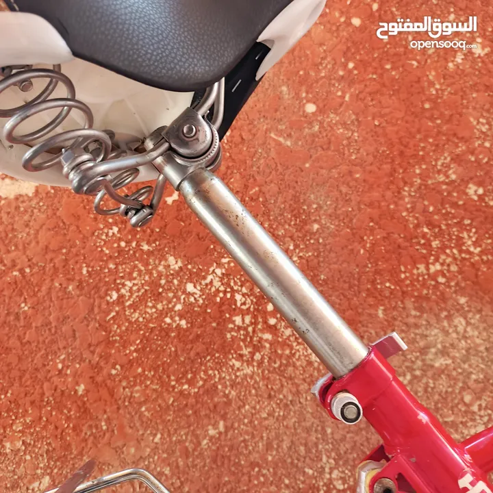 بسكليت ياباني جنط 20 بنفك وبتركب علي جك وعليه غيارات وهدية مرايا حقيقية راكبة