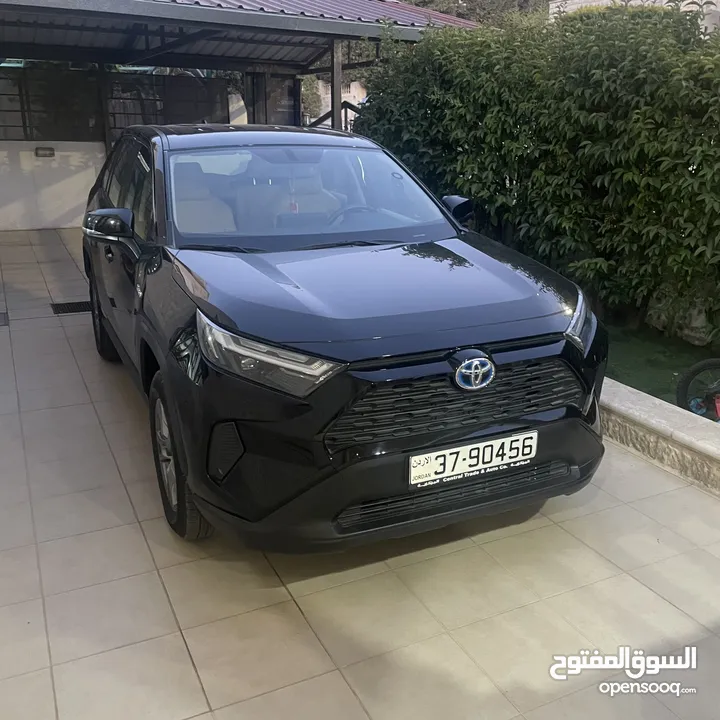 Toyota Rav4 model 2023  وارد الوكالة و ما زالت تحت الكفالة قطعت فقط 29 الف كيلو فحص كامل بلا حوادث