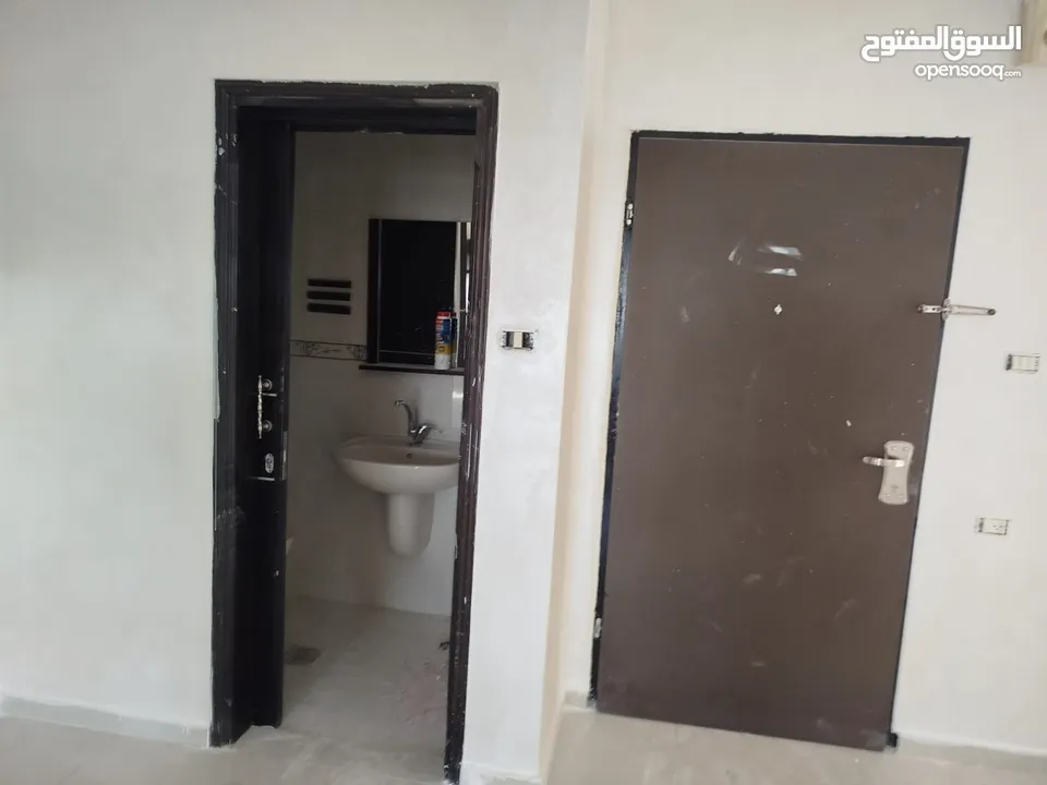 للايجار شقه مقابل المقاطعه في الارسال قرب جامعة القدس