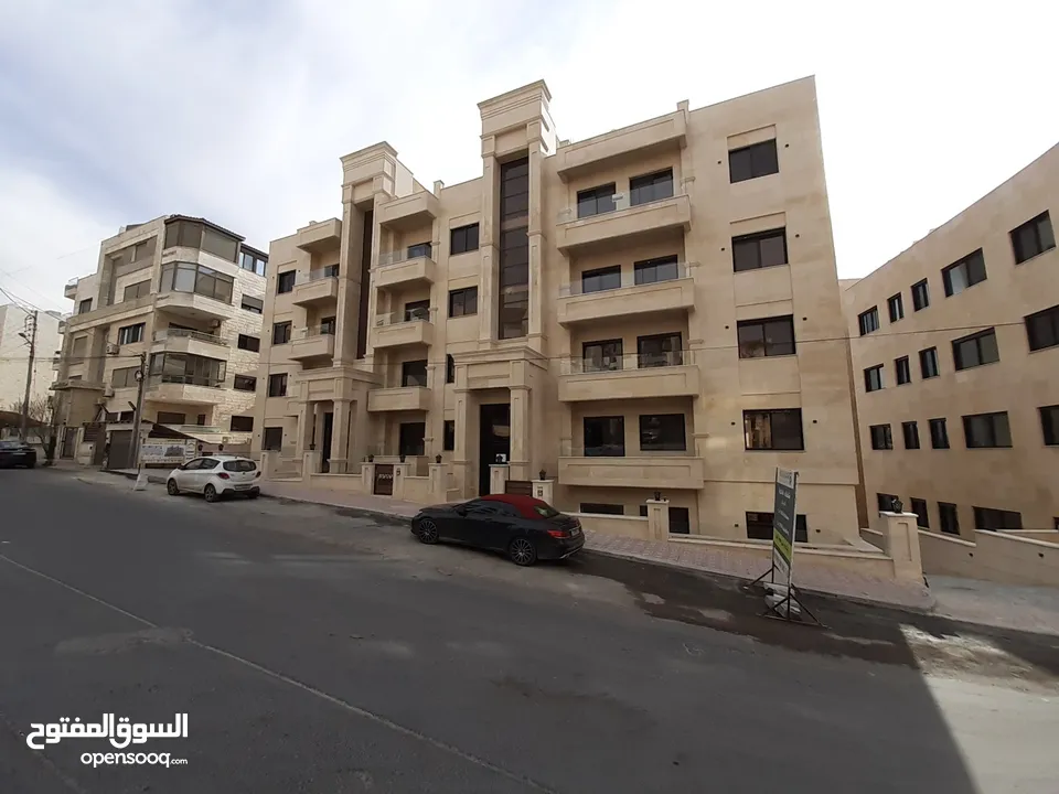 شقة جديدة طابق أرضي مساحة 135م2 للبيع في عمان منطقة الرابية بالقرب من شارع المدينة المنورة