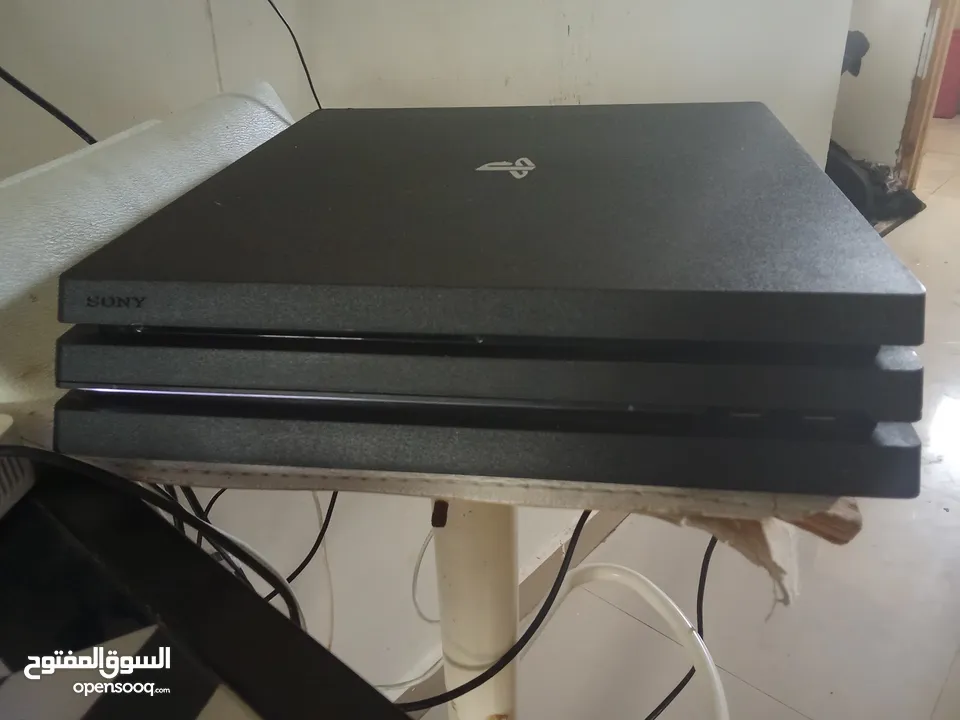 ps4pro مع يد التحكم الاصلي مع جميع السلاك مع   شاحن لليد أصلي مستعمل اقل من شهر