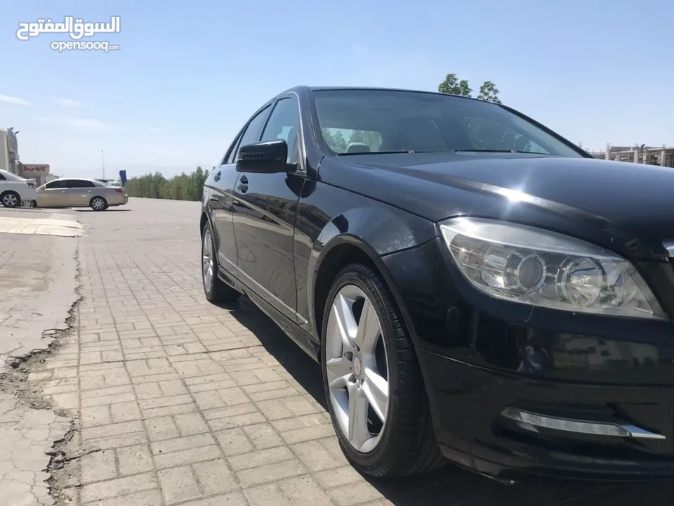 (Mercedes Benz, Model 2011, c300.)