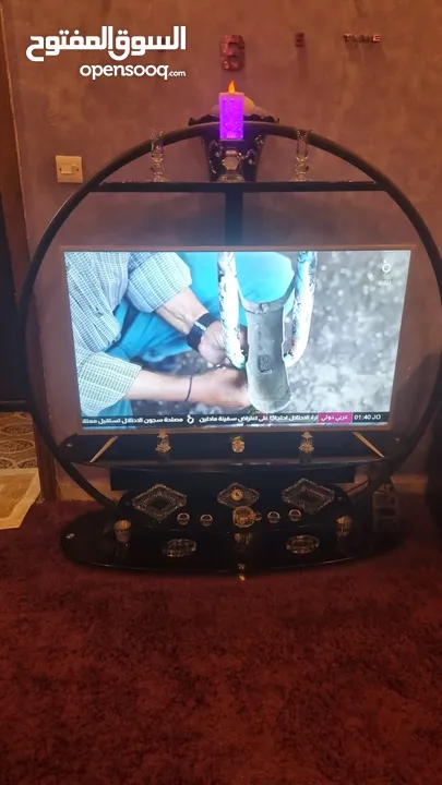 كورنر وطقم طاولات وسط مع طاولتين صغار مع البرادي والموكيت وطاولة الشاشة وخزانة احذية للبيع