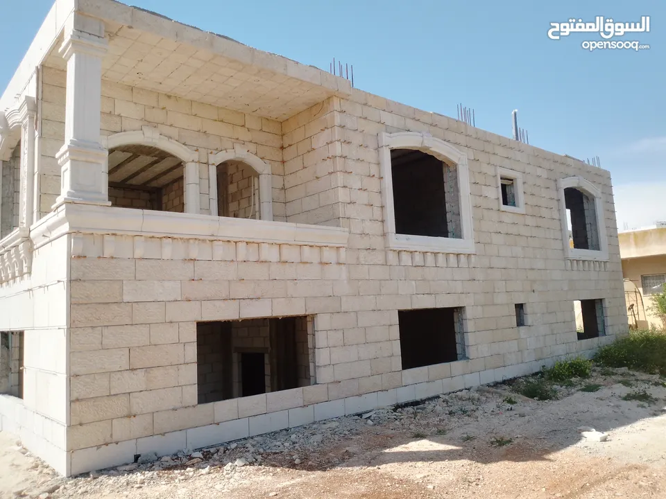 فيلا عظم 560م على قطعة أرض 1035متر على شارع البترا للبيع