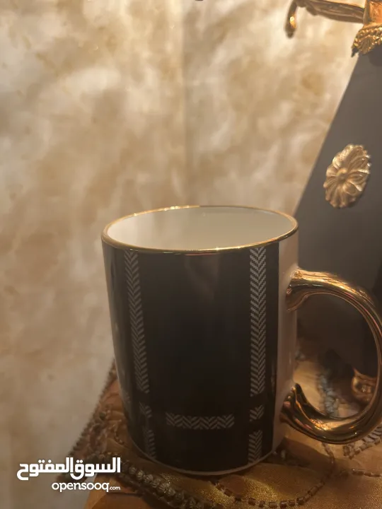 كوب (مج) اخضر الون يده ذهبية وجميل جدا ثقيل الحجم