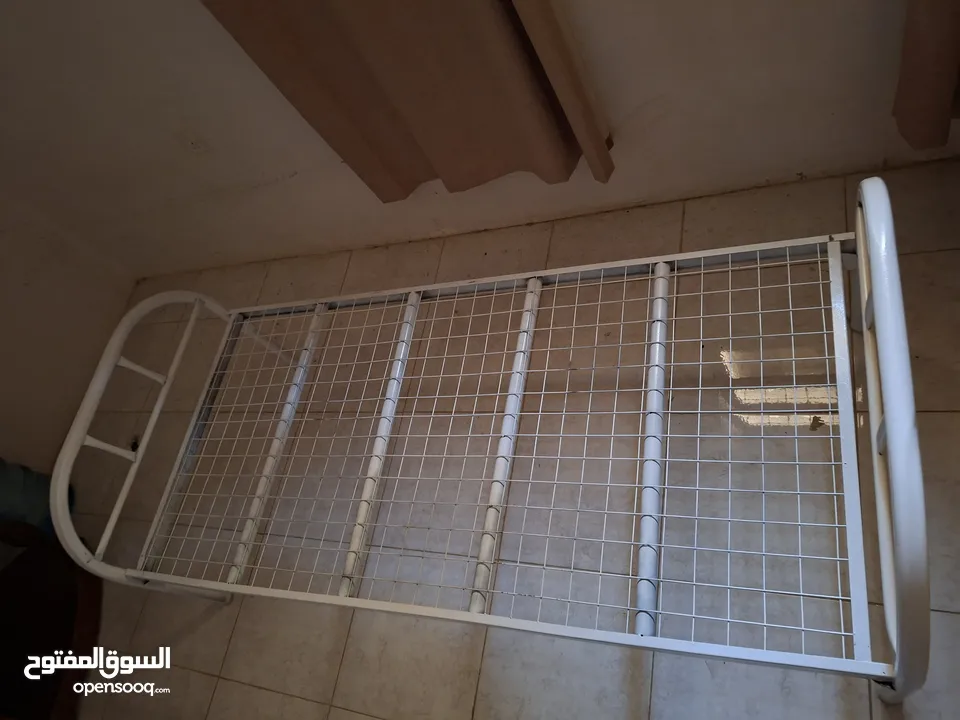 سريرين حديد شبه الجديد ومرتبة ضغط عالي جديدة