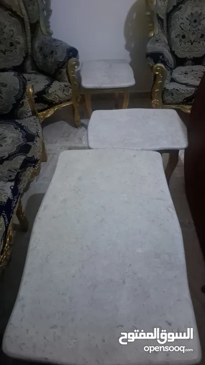 كنب حفر كلاسيكي مع طاولات رخام