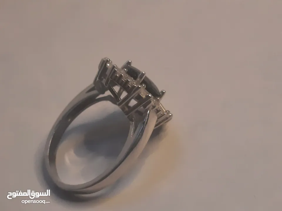 خاتم ستاتي ياقوت ازرق مع حواف الماس + فضه925